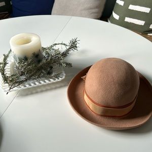 EUC 100% wool vintage hat with bow detail